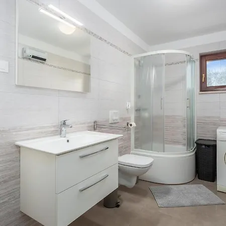 3 Bedroom Cozy In Zgaljici *
