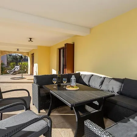 3 Bedroom Cozy In Zgaljici Holiday home Zgaljic