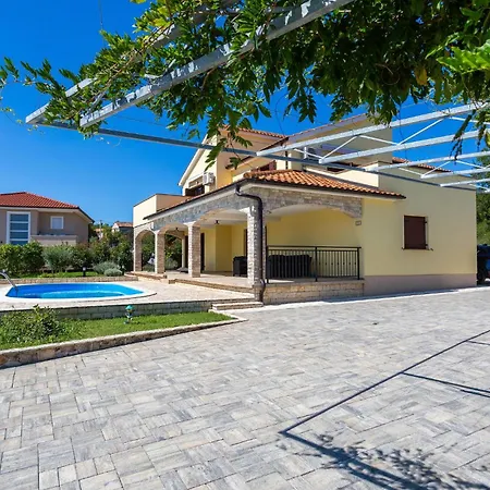 3 Bedroom Cozy In Zgaljici Holiday home *